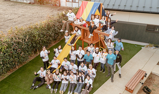 2025年の活動に参加したノバレーゼ・アニヴェルセルメンバーとPOHの集合写真