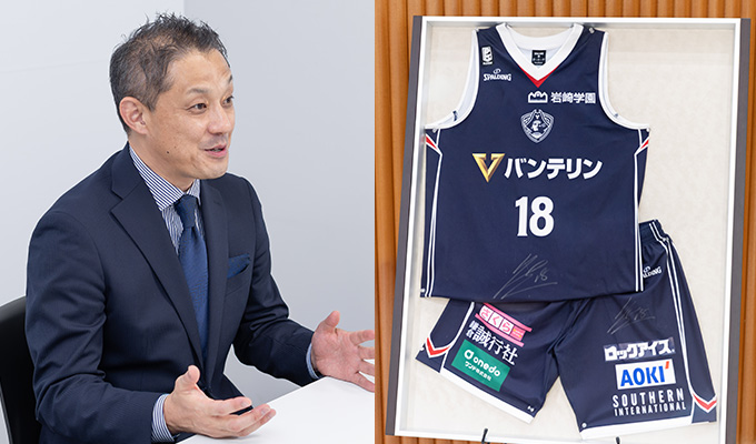 ビーコルに提供したものと同型のスーツで、協賛活動の経緯を語る諏訪さん(写真左)。横浜港北総本店店内に展示されているビーコルのユニフォーム(写真右)