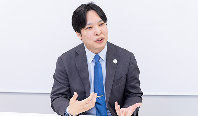 育休前に周囲のサポートに支えられた経験を語る、上泉さん