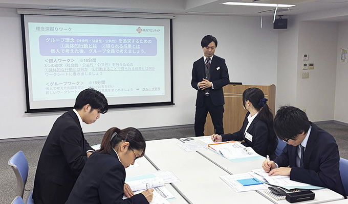 中途入社の社員に向けた研修の様子