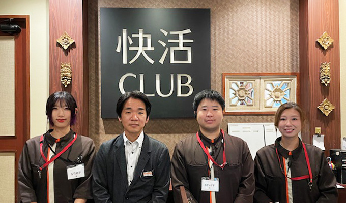 2023年に中途入社した森智史さん（左から2番目）。「快活CLUB」店舗メンバーと一緒に。